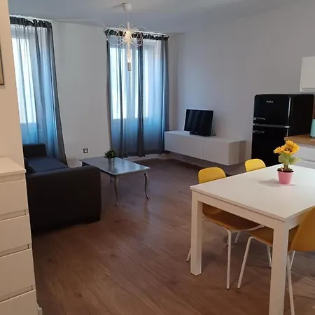 B & S With A Beautiful Terrace Apartamento Pula