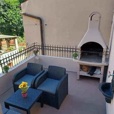 B & S With A Beautiful Terrace Pula